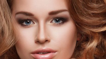 哪位醫(yī)生在青島禾青馨醫(yī)療美容診所提供坐診服務(wù)？