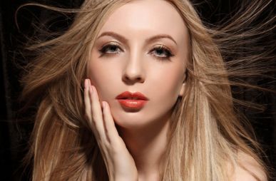 青春痘困擾著女孩的治療方法