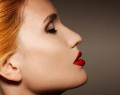 注射透明質(zhì)酸進(jìn)行隆鼻，效果自然持久