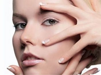 青島山大醫(yī)院如何進行雙眼皮手術(shù)？專家團隊實力與專長分析