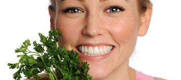 上海九院眼修復哪個醫(yī)生技術(shù)受贊譽？知名醫(yī)師張余光、蘇薇潔、謝峰備受推崇。