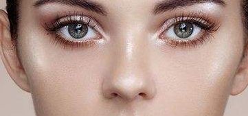 權(quán)威美容專家為您推薦成都隆胸醫(yī)生，獨家服務解決平胸問題，期待您的參與！