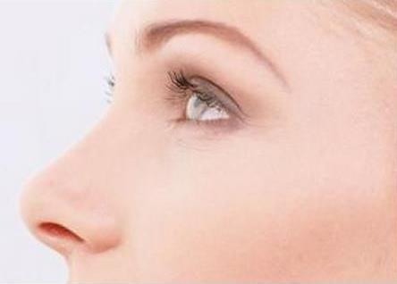 鼻子本身有點(diǎn)歪，整形后會(huì)不會(huì)更加不對(duì)稱？