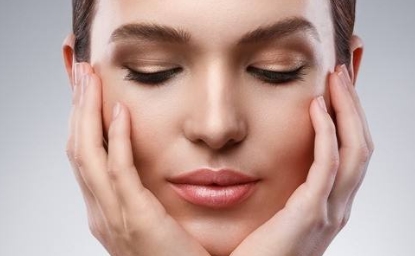 2023年青島哪些醫(yī)院在玻尿酸打鼻唇溝領(lǐng)域備受矚目？整形美容機(jī)構(gòu)前十名概覽！