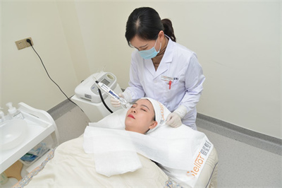 鎮(zhèn)江芘麗芙醫(yī)療美容醫(yī)院_美容進(jìn)行中