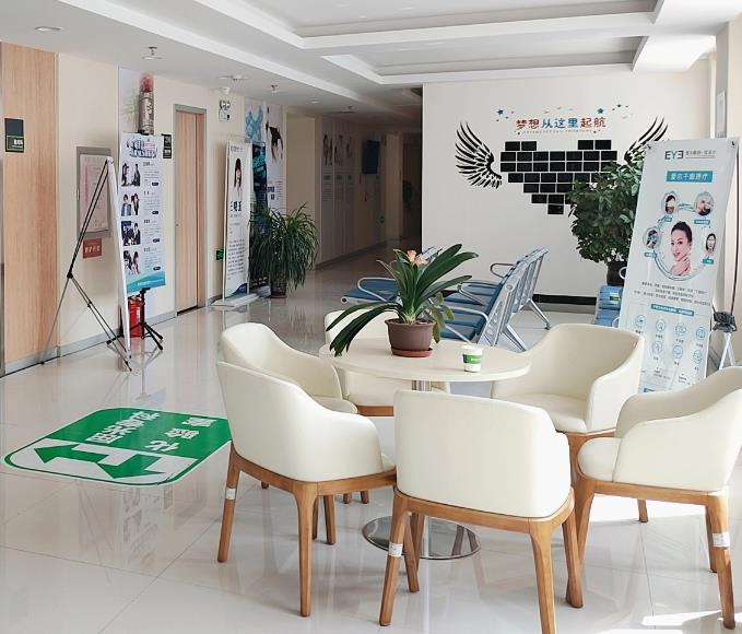 張家口愛爾眼科醫(yī)院_咨詢區(qū)