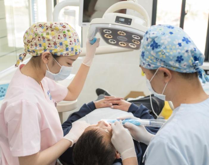 陽江華康口腔醫(yī)院_醫(yī)生治療中