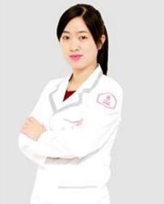 　　林金英，遼寧曙光整形外科醫(yī)院(原協(xié)和)主治醫(yī)師  　　林金英醫(yī)生簡(jiǎn)介：  　　畢業(yè)于福建中醫(yī)藥大學(xué)，先后于天津464醫(yī)院及、鄭州集美整形醫(yī)院及上海九院學(xué)習(xí)工作，積累了大量臨床經(jīng)驗(yàn)。  　　擅長(zhǎng)綜合性解決皮膚問題，痤瘡痘痕、太田痣、黃褐痣、雀斑、咖啡斑、色素斑、脫毛登皮膚問題的激光治療及綜合治療。  　　林金英擅長(zhǎng)項(xiàng)目：  　　精通于各類色素性皮膚疾病，運(yùn)用激光等技術(shù)綜合性解決皮膚問題，如太田痣、黃褐斑、雀斑、咖啡斑、痤瘡、痘坑痘印、脫毛等。