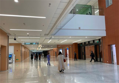 咸陽市中心醫(yī)院醫(yī)療美容科_醫(yī)院大廳