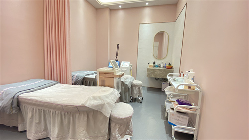 西雙版納曼弄楓美之峰醫(yī)療美容門診部_皮膚治療室