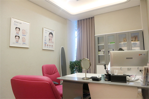 武漢春語醫(yī)療美容門診部_咨詢室