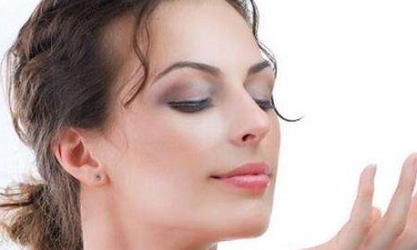 假體墊下巴拆線疼不疼？